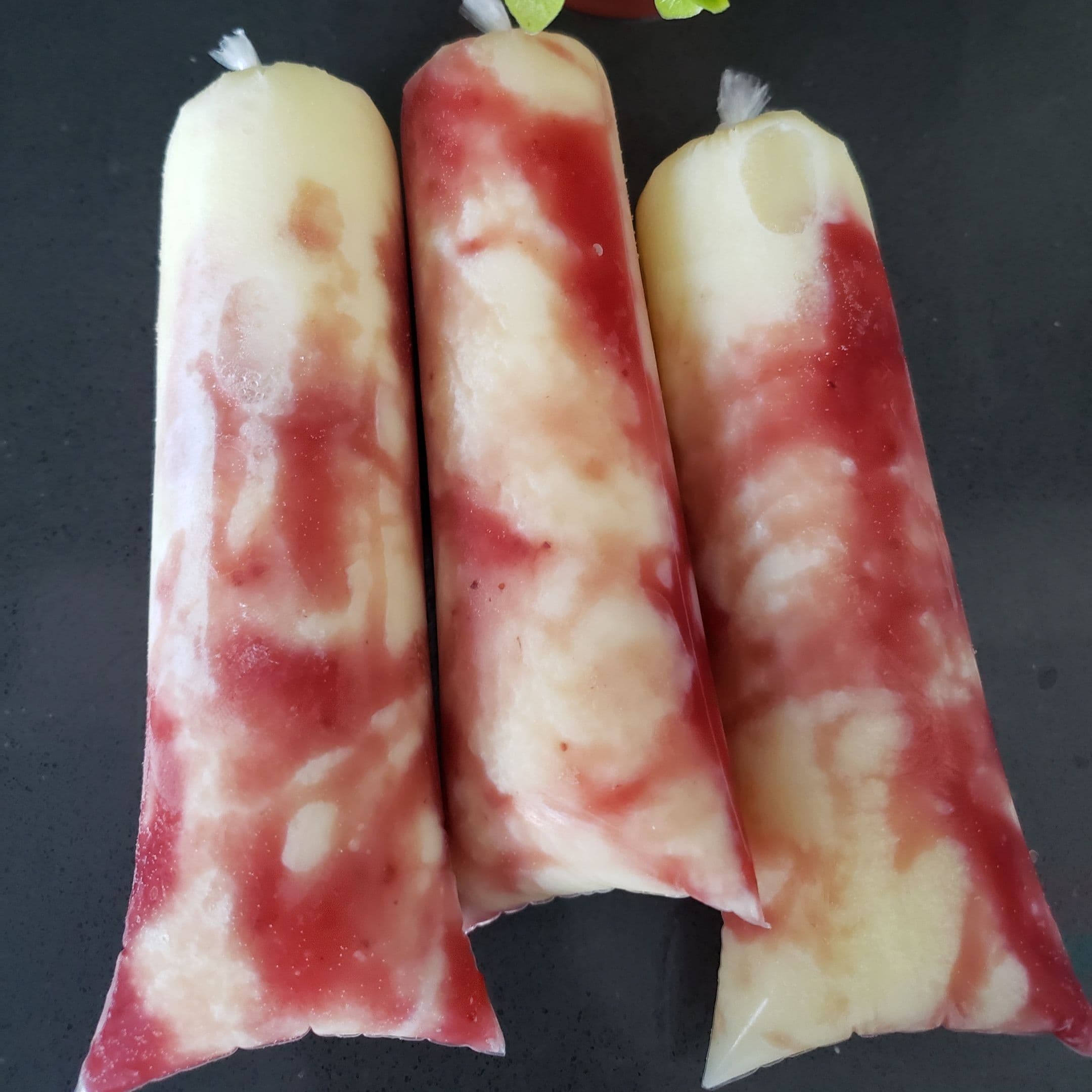 Sacolé Gourmet Cremoso Leitinho com Morango - Gelado Brasileiro